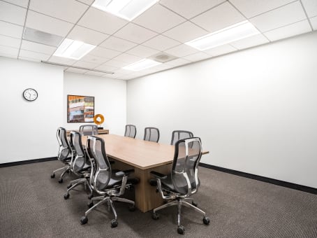Large Conference Room (9 People)